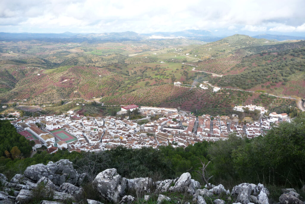 panorama-1 El Gastor desde El Tajillo del Algarín. Al fondo Algodonales.